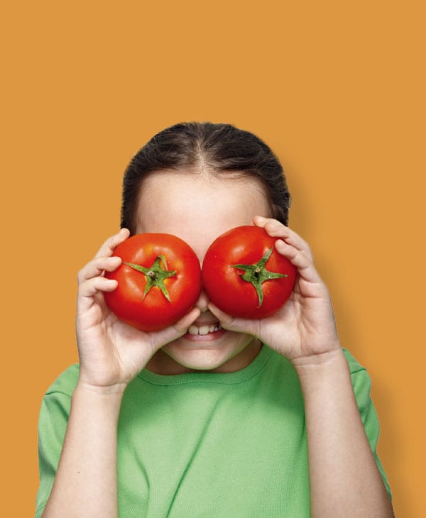 Bild03_Mädchen mit Tomaten_ohne Text GEMEINSAM G´SUND GENIESSEN - Imagebild: Tomaten auf den Augen