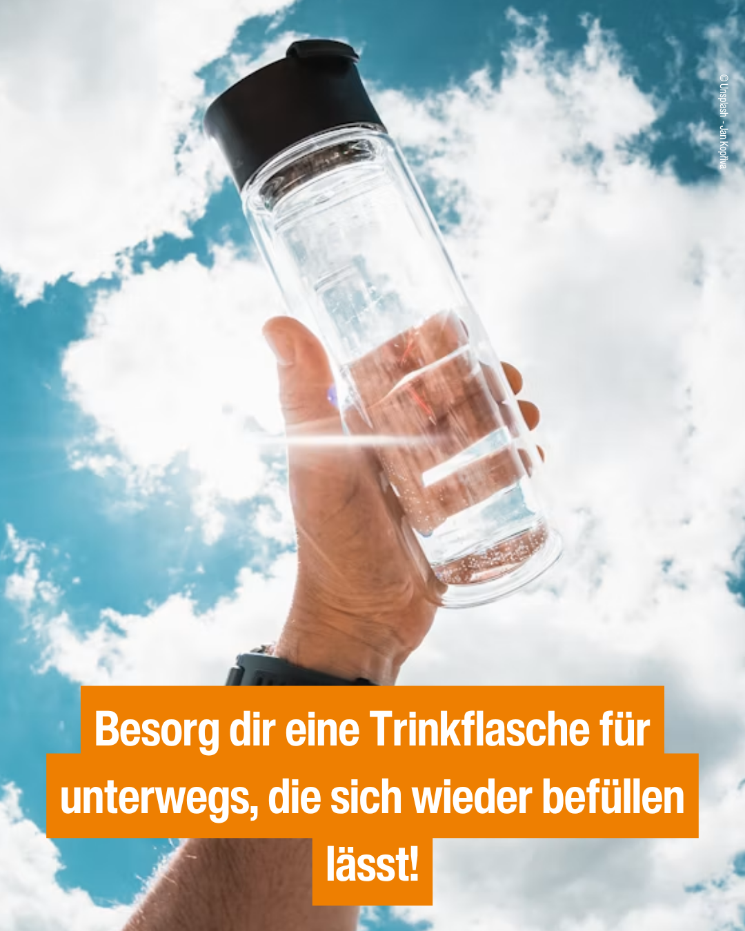 KI-Bild von einer Wasserflasche (Die richtige Ernährung und Flüssigkeitszufuhr bei extremer Hitze_Instagram -Posting)