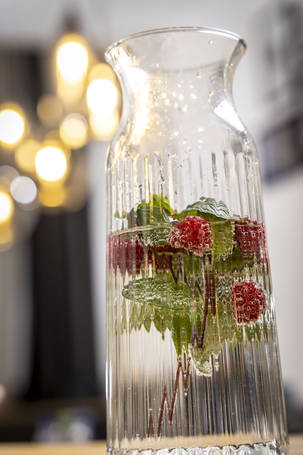 Wasserkrug mit Himbeeren und Minze
