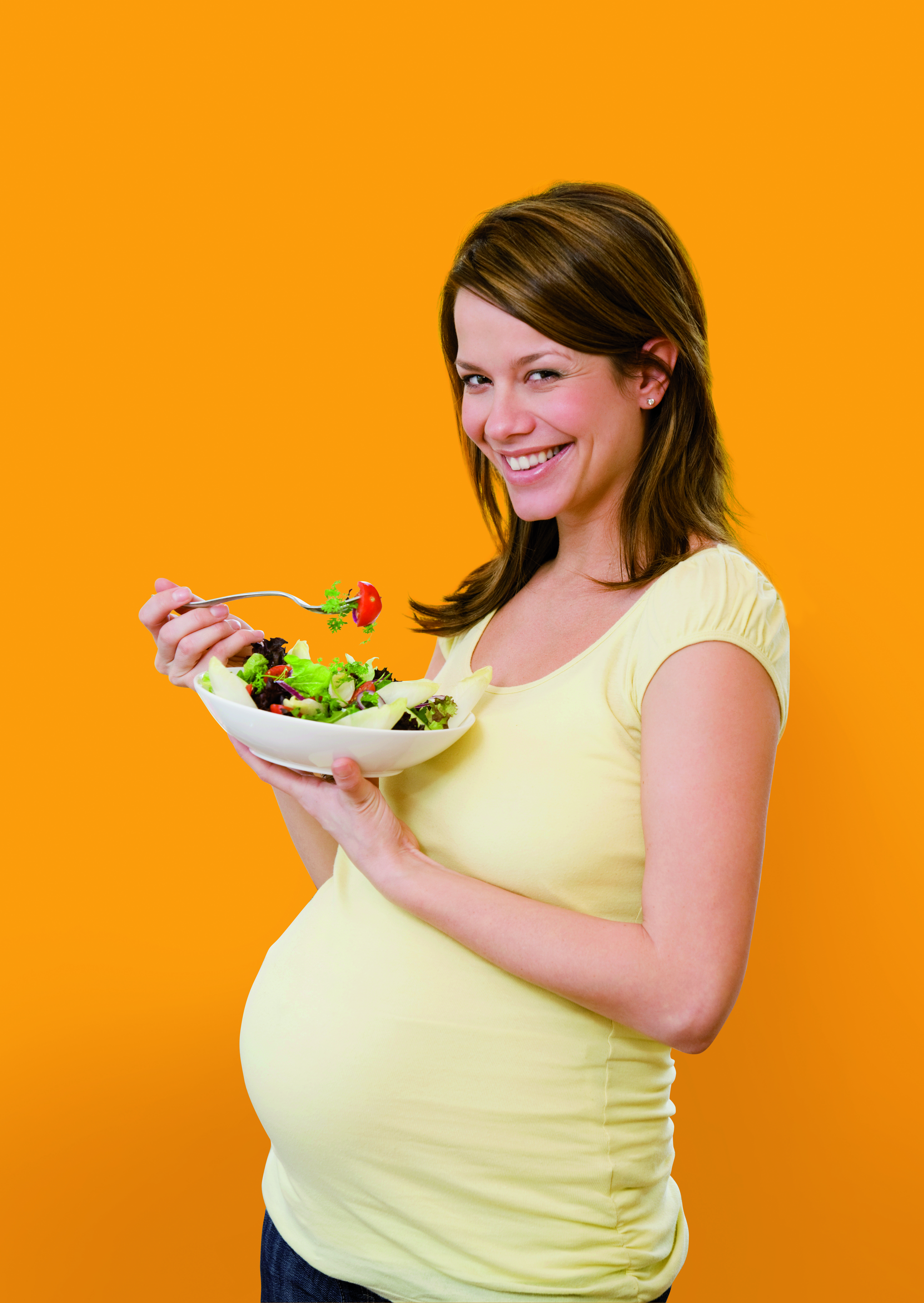 Bild einer schwangeren Frau mit einem Salat in der Hand (Sujetbild, Ernährug für Schwangere)